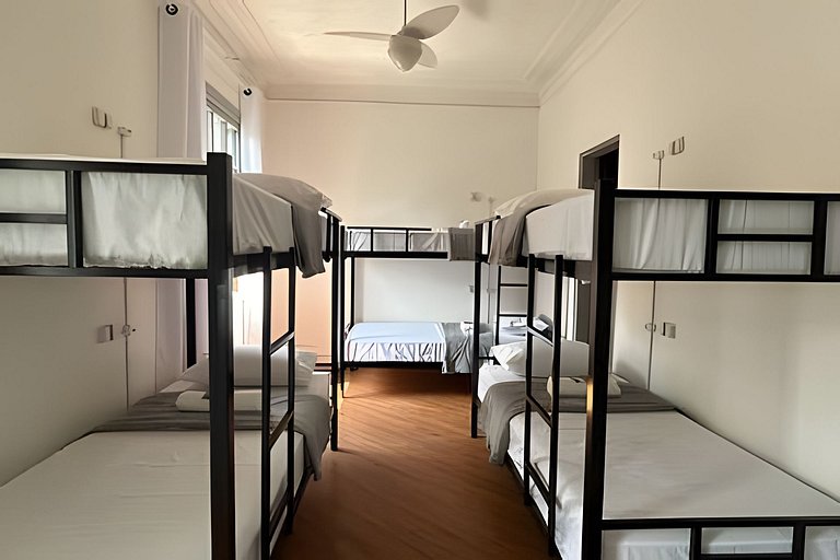 Cama em qto misto c/ varanda próx. ao Ibirapuera
