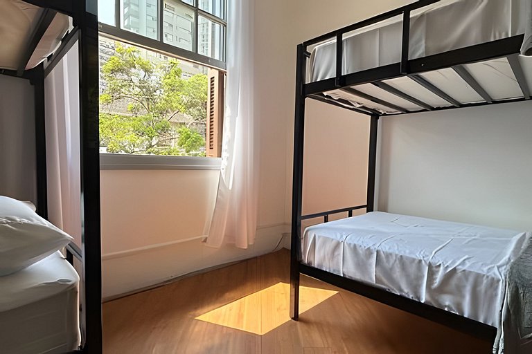 Cama em qto misto c/ varanda próx. ao Ibirapuera