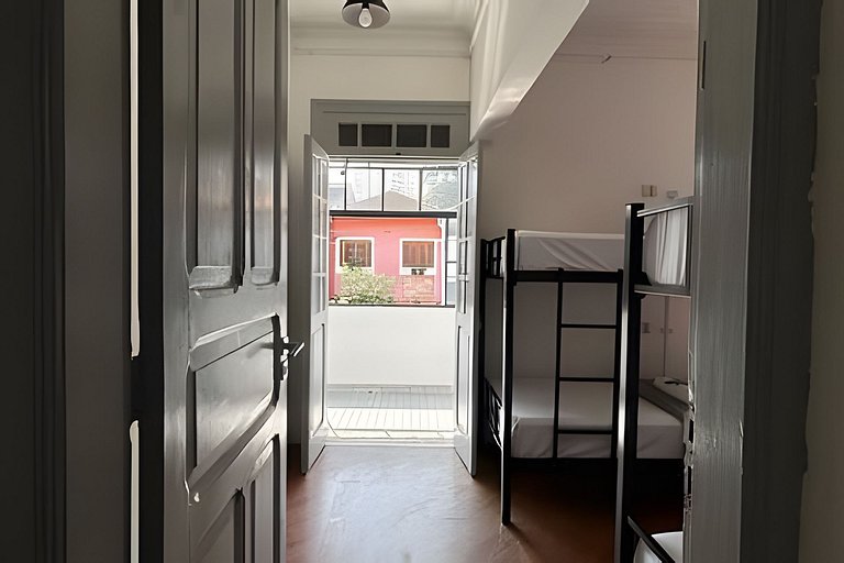 Cama en habitación mixta con balcón cerca de Ibirapuera