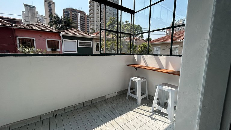 Cama em qto misto c/ varanda próx. ao Ibirapuera