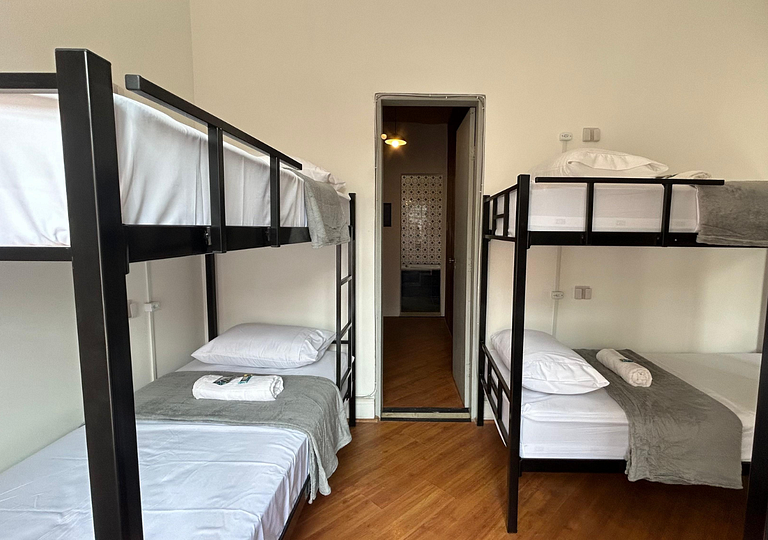 Cama em qto misto c/ varanda próx. ao Ibirapuera