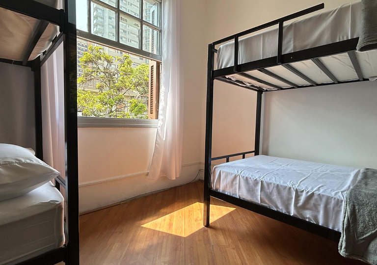 Cama em qto misto c/ varanda próx. ao Ibirapuera