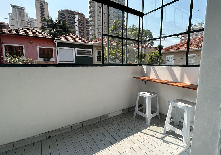 Cama em qto misto c/ varanda próx. ao Ibirapuera