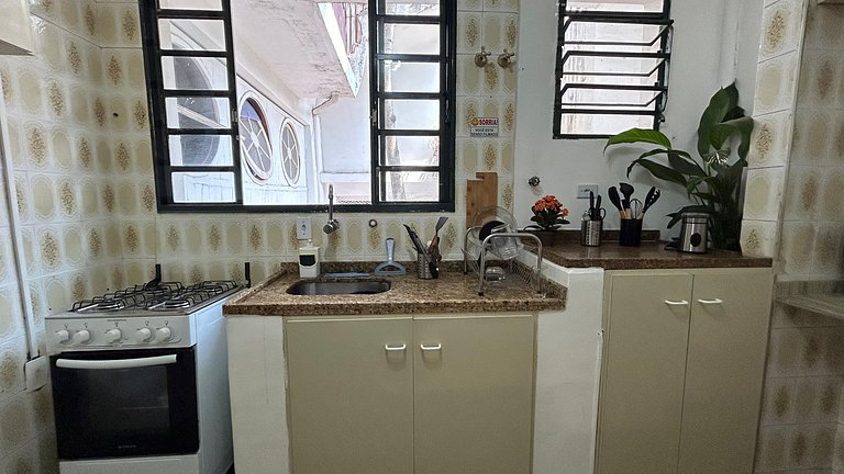Cama em qto misto c/ varanda próx. ao Ibirapuera