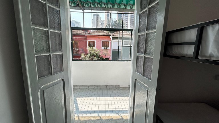 Cama em qto misto c/ varanda próx. ao Ibirapuera
