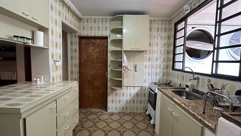 Cama em qto misto c/ varanda próx. ao Ibirapuera
